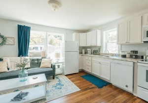 Cozy Farmhouse Apartment in Bristol 2 bed 1 bath