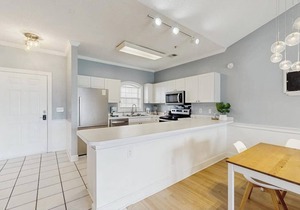 Spacious condo with pool, fast WiFi, washer/dryer & central AC