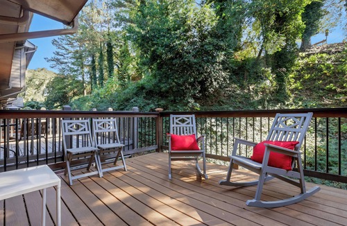 Athens Condo | 0.5 mi UGA Stadium & Campus– 2 BR 2.5 BA Athens Townhome with King, Queen + Twin