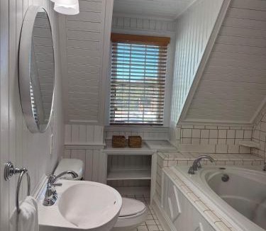 Ocracoke Bed & Breakfast | 06-Harbor Suite at The Castle Inn