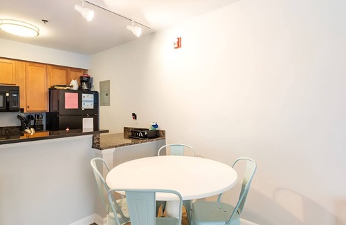 Northeast Virginia Beach Condo | 1.5 Blocks from the Beach & Boardwalk! Walking distance to restaurants & shops!