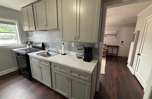 Millington House | 1.8 Miles to USA Stadium. Fast WiFi. No Cleaning Fees. Near Navy Base