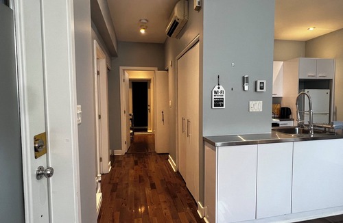 De Lorimier Condo | 1 Bedroom Apartment at Le Plateau-Mont-Royal. 10 mins to the Downtown Area.