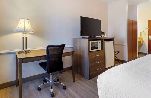 South Hill Hotel | 1 King Bed near Train Museum (1.6 mi) | Free Self-Parking & Breakfast Buffet