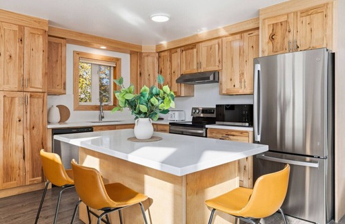 The Blue Mountains House | 10 Bedroom Executive Chalet w/Hot Tub (106 Pilsen Way)