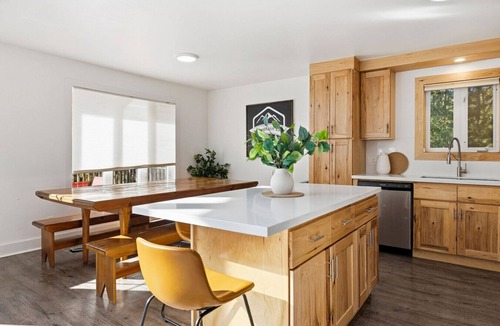The Blue Mountains House | 10 Bedroom Executive Chalet w/Hot Tub (106 Pilsen Way)