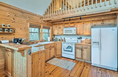 Sweetbriar Farms Cabin | 10 Mi to Lake Lure: Mtn-View Cabin w/Deck & Loft!