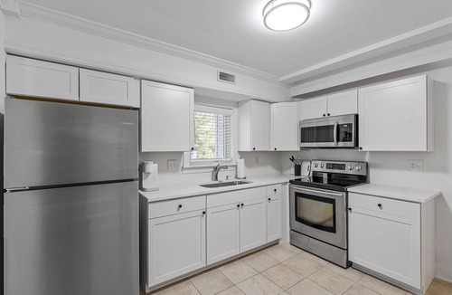 Charleston House | 10 mins to Downtown and beach - Shem Creek Suite - King Bed