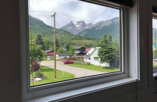 Fernie House | 10 Minute Walk to Downtown Fernie. Hot Tub