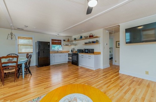 Wanchese Cottage | 10 Minutes to Manteo and 10 minutes to the beaches of Nags Head!