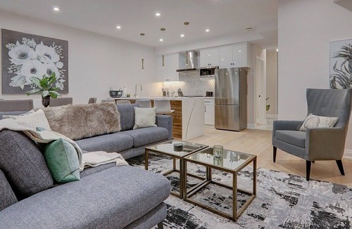 Midtown Toronto Apartment | 1000 sq ft of Luxury Living in The Annex