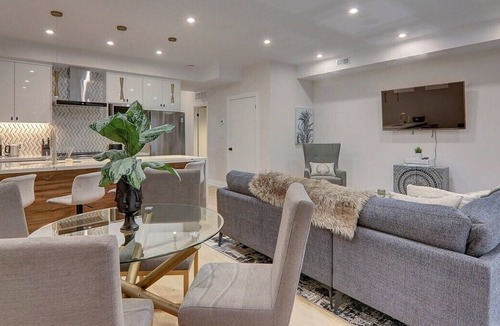 Midtown Toronto Apartment | 1000 sq ft of Luxury Living in The Annex