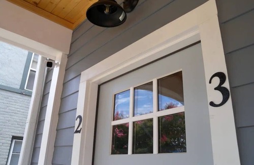 Midtown Apartment | 12 Minutes to Elvis | Classic 1900s Revitalized