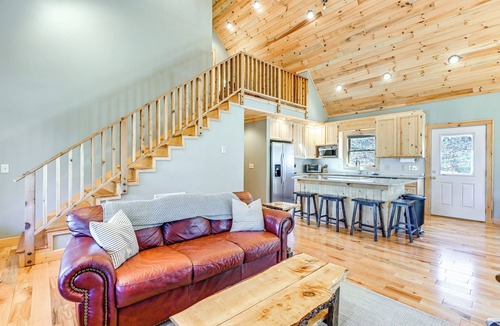 Cullowhee Cabin | 13 Mi to Cashiers! Family Cabin w/Wraparound Deck
