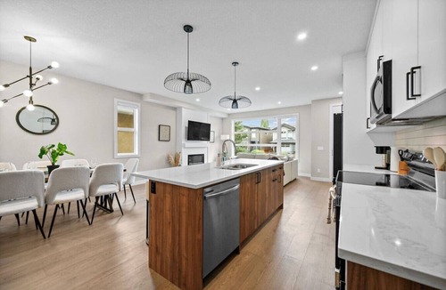 Montgomery Villa | 16 guests | Game Rms | Garage | Mins to Hospital