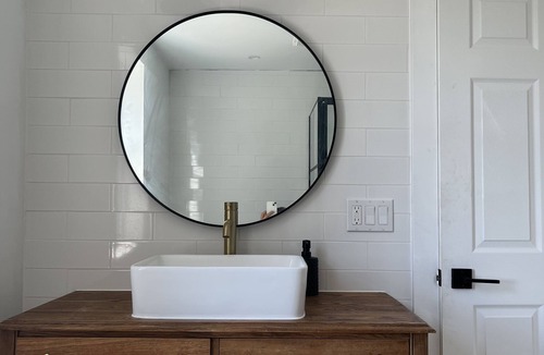Huron East Other | 1880 farmhouse with hottub!