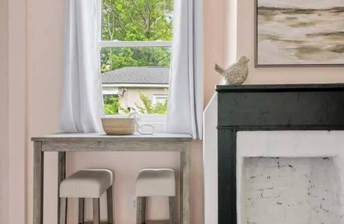 Cannonborough Elliotborough Apartment | 1880s Charleston Single. Bermuda Suite one bedroom