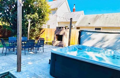 Graham House | 1920 Brick House-Hot Tub-Outdoor Brickoven Pizza-Pets-Breweries