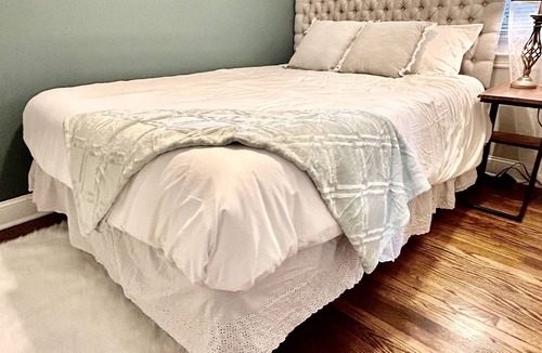 Enderly Park House | 2.3 Miles from Uptown, Comfy Beds, and a Tennis Court across the street!
