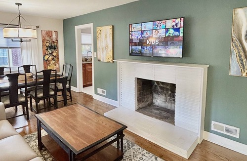 Enderly Park House | 2.3 Miles from Uptown, Comfy Beds, and a Tennis Court across the street!