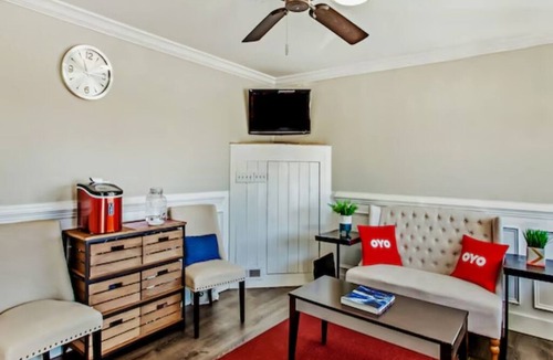 Ridgeland Hotel | 2 Affordable King Bed Rooms Near Ridgeland Dining + Entertainment