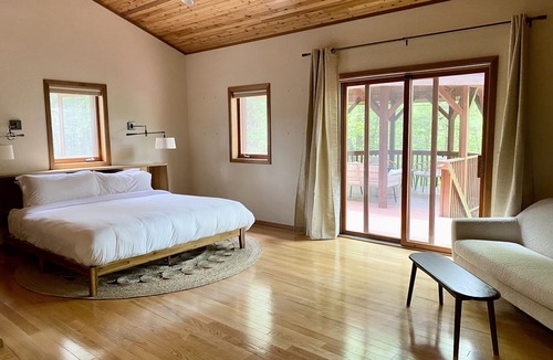 Crumpler Cabin | 2 bedroom pet friendly cabin near hiking and the new river