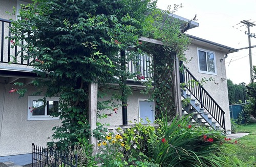 Coquitlam House | 2 Bedroom upper floor suite with Garden view & A/C Closed to SFU