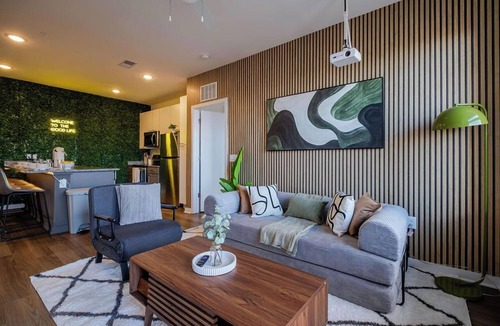 Richmond Apartment | 2-King Beds apartment in Richmond w/80' projector, AC and fitness room