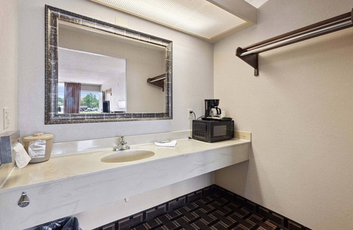 Greeneville Apartment | 2 Queen Bed | Smoking