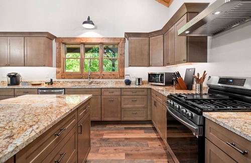 Skyland Cabin | 2023 New Construction~LUXURY CABIN~Hot Tub~15 mins to downtown~hiking~koi ponds