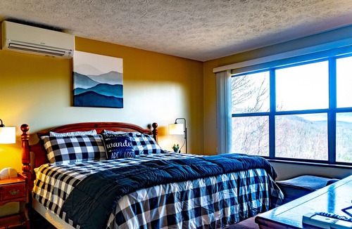 Burnsville Cabin | 2bd Mnt Top Chalet w/ 50 mile views in Pisgah NF!