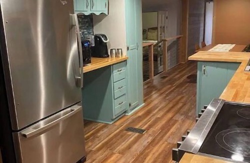 Emerald Isle House | 2BR/2BA, Clean, Comfy & Steps from Dining & Sound w/Tesla charging station