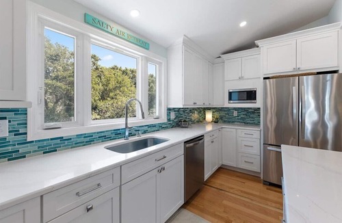 Pelican Bay House | 2min to Beach + Shared Pool + Screened Porch + Ping Pong | Minutes to Charleston