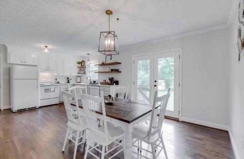 Sans Souci House | 3 bd, farmhouse ranch, walking distance to Furman