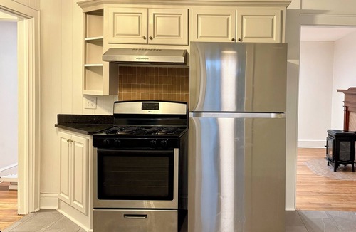 Greenville House | 3-bedroom - 2 mi to DT Greenville - fenced yard