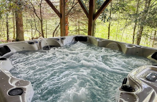 Wolf Laurel Cabin | 3 Bedroom + 3 Bathroom with Hot Tub - Ski Access less than 1 mile!