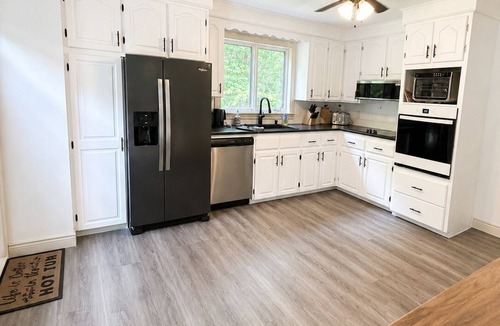 Upper Sackville House | 3 Bedroom Retreat w/Hot Tub