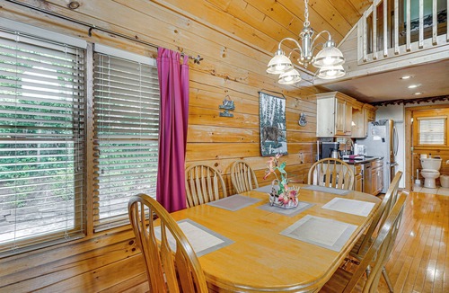Black Bear Falls Cabin | 3 Mi to Dtwn Gatlinburg! Cabin w/Private Hot Tub