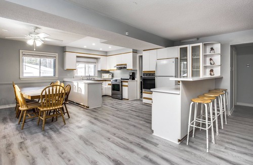 Lafontaine House | 3-Min Walk to Sandy Beach | 3BR Georgian Bay Cottage | Fire Pit + BBQ!