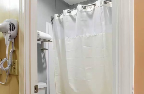 Ridgeland Hotel | 3 Relaxing King Rooms + Free Parking Near Ridgeland Downtown Area