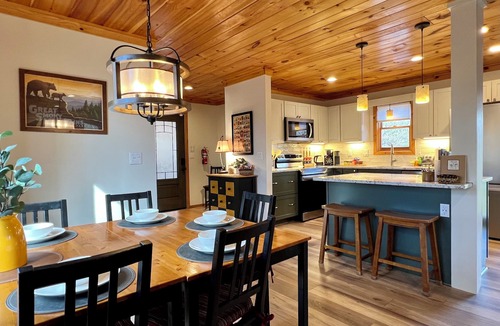Pigeon Forge Cabin | 330 reviews ⭐️ Treehouse Views & Privacy! Awesome Updates Only 5 Min to Parkway