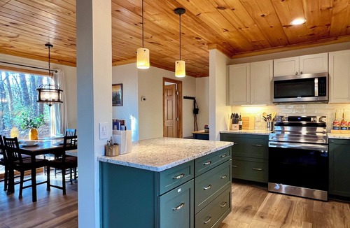 Pigeon Forge Cabin | 330 reviews ⭐️ Treehouse Views & Privacy! Awesome Updates Only 5 Min to Parkway