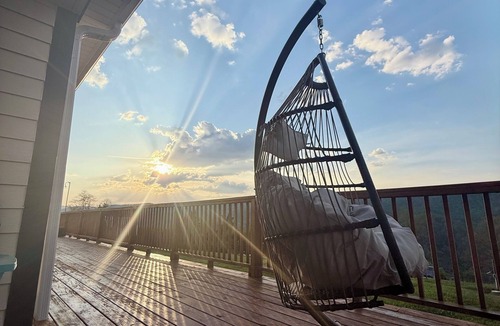 Green Valley House | 360° Mountain Views! 1 mile off 77, Pride’s Mountain Guest House and Farm Stay
