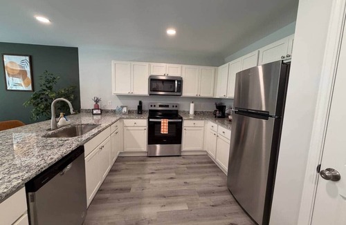 State Park House | 3BR 2.5BA Fort Jackson | Fast WiFi + Parking