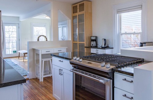 Munjoy Hill Cottage | 3BR Cottage Parking A Peaceful Oasis on Munjoy Hill