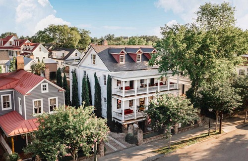 Cannonborough Elliotborough Apartment | 3BR Family Retreat | EV Charging, Porch & Parking | Walk to MUSC | Charleston