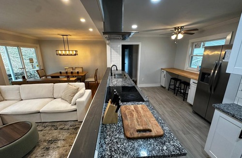 Dunbar House | 3BR Near CAMC & Hospitals - Doctor and Travel Nurse Friendly