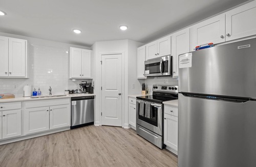 Salisbury House | 3BR Walkable Downtown Retreat ~ King Bed + Porch