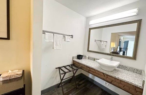 Ridgeway Hotel | 4 Affordable Rooms near I-77 in Ridgeway | Free Parking & Seasonal Outdoor Pool