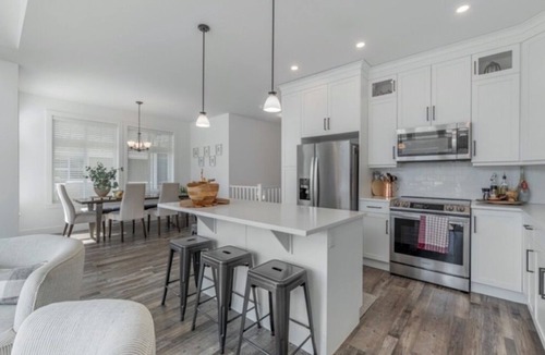 Osoyoos House | 4 bedroom, 4 Bathroom on the Lake Enjoy Beach in Summer, Ski in Winter